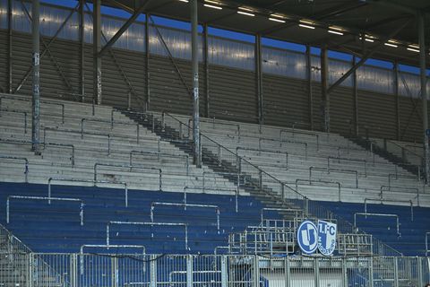 Die leere Nordtribüne im Stadion vor dem Spiel nach einem Zuschauer-Teilausschluss. Foto: Swen Pförtner/dpa