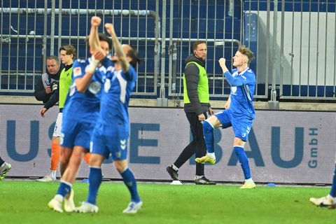 Baris Atik (vorn) bejubelt den Magdeburger Führungstreffer Foto: Swen Pförtner/dpa