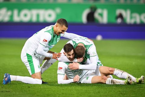 Die SpVgg Greuther jubelt über den Sieg gegen Elversberg. Foto: Daniel Karmann/dpa