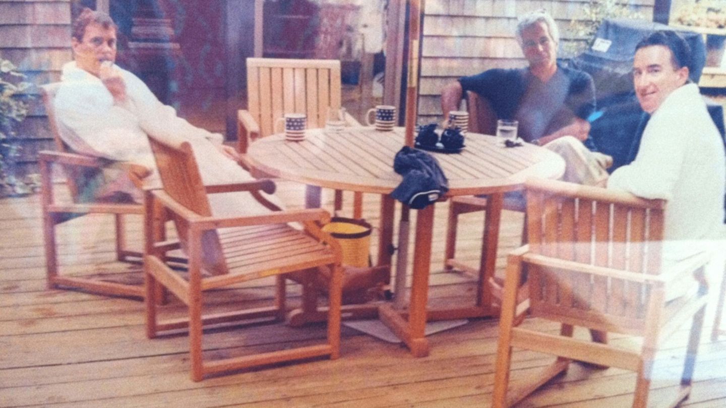 Foto zeigt damaligen Prinzen Andrew und Mandelson im Bademantel mit Epstein