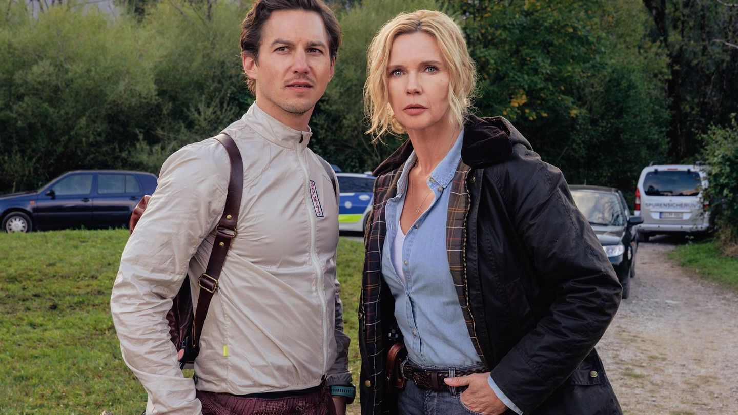 Jonas Becker (Tim Oliver Schultz) und Birgit Reincke (Veronica Ferres) ermitteln in "Alpentod – Ein Bergland-Krimi: Tiefe Schluchten" zum nunmehr dritten Mal zusammen.
