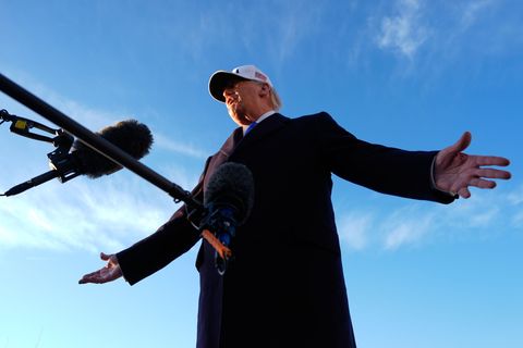 Die USA haben den Iran laut Trump erneut angegriffen. Foto: Mark Schiefelbein/AP/dpa