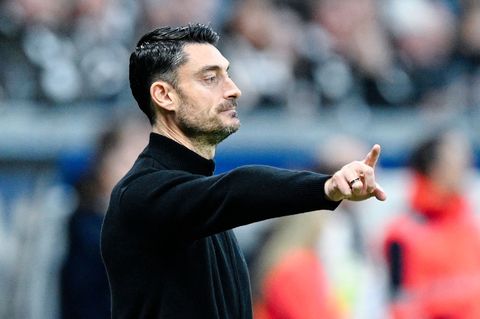 Frankfurts Trainer Albert Riera verzichtet weiter auf Can Uzun und Younes Ebnoutalib. (Archivbild) Foto: Uwe Anspach/dpa