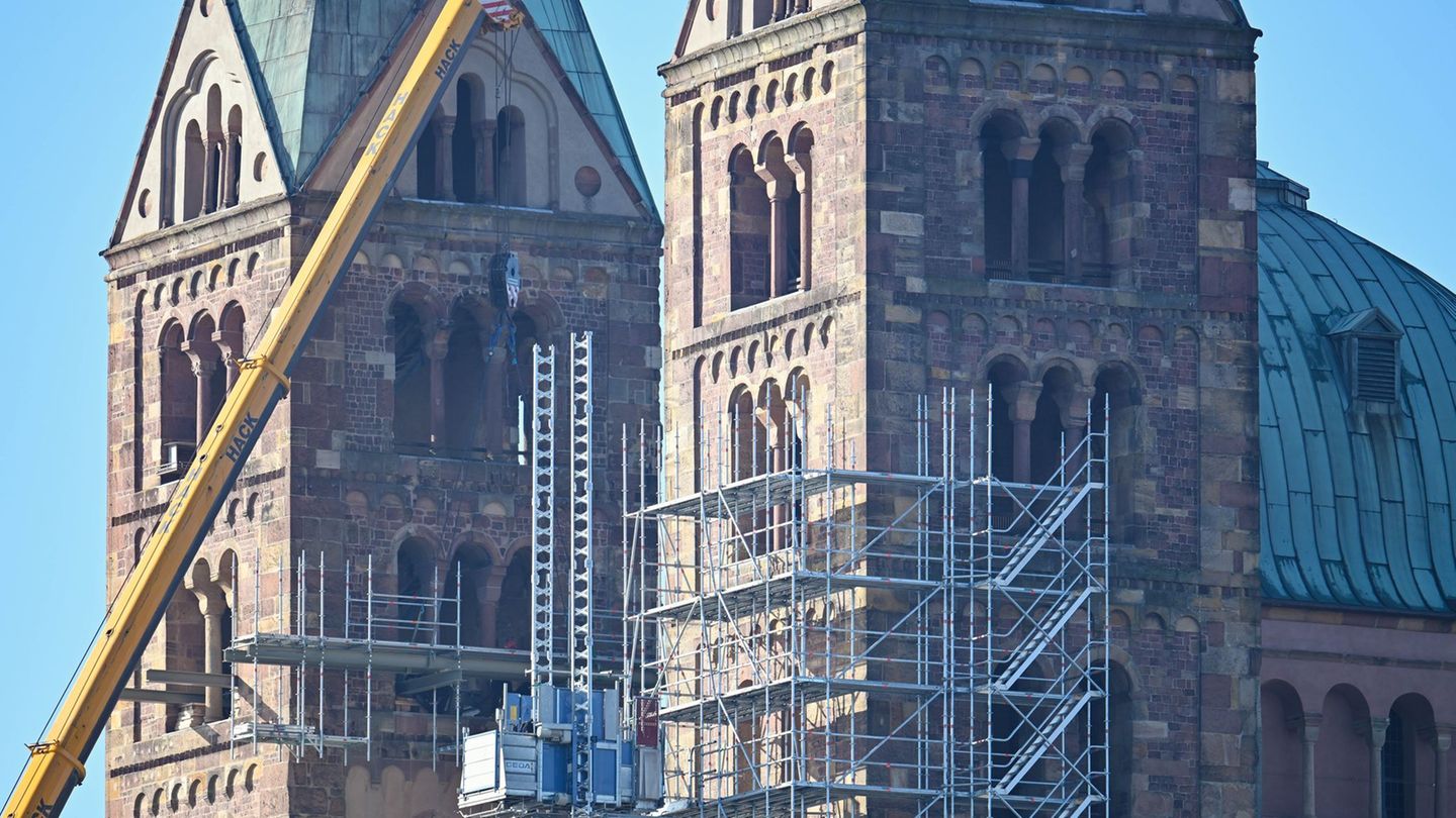 Restauratoren sorgen mit Gerüst, Mörtel und Präzision für den Erhalt des Speyerer Doms. (Archivbild) Foto: Uwe Anspach/dpa
