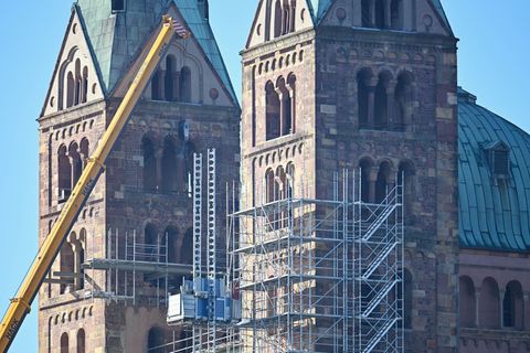 Restauratoren sorgen mit Gerüst, Mörtel und Präzision für den Erhalt des Speyerer Doms. (Archivbild) Foto: Uwe Anspach/dpa