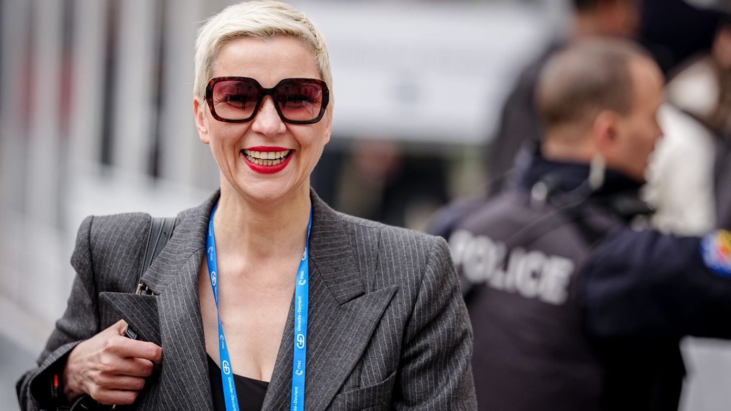 Die Bürgerrechtlerin Maria Kolesnikowa aus Belarus nimmt in Aachen nachträglich den Karlspreis in Empfang. (Archivbild) Foto: Ka