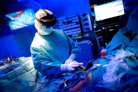 Vor und während der Operation nützen die Mediziner spezielle Brillen. Foto: Sina Schuldt/dpa