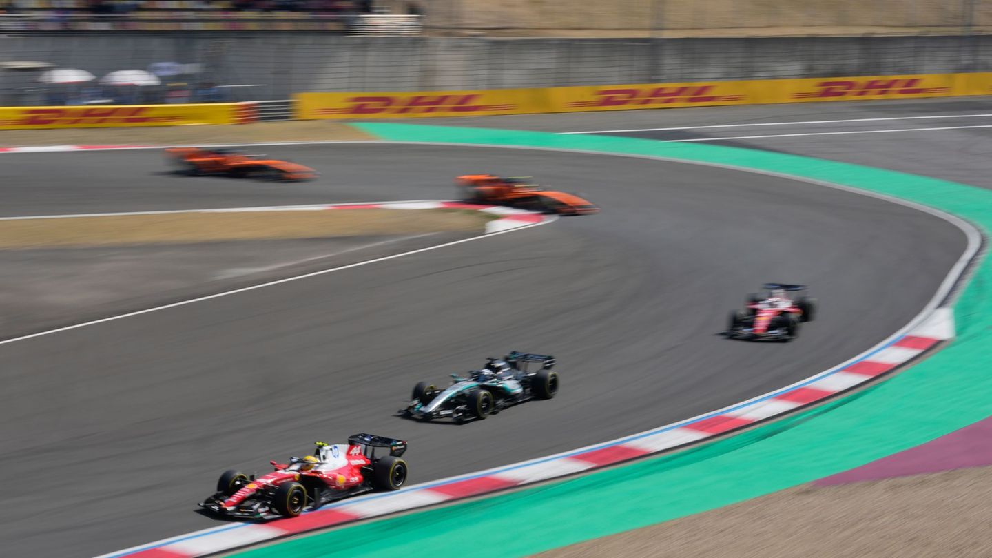 Lewis Hamilton (l) kann den Vorjahressieg im Shanghai-Sprint nicht wiederholen. Foto: Vincent Thian/AP/dpa
