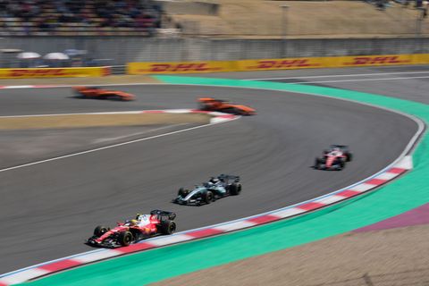 Lewis Hamilton (l) kann den Vorjahressieg im Shanghai-Sprint nicht wiederholen. Foto: Vincent Thian/AP/dpa