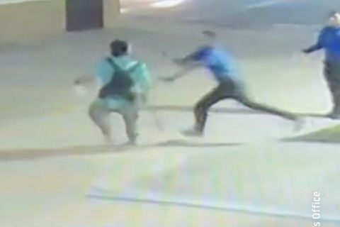 Ein Teenager überwältigt einen Mann mit Axt.