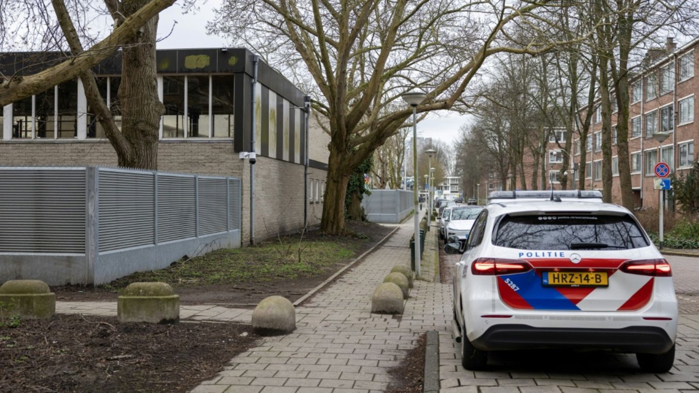 Polizeifahrzeug vor einer jüdischen Schule in Amsterdam