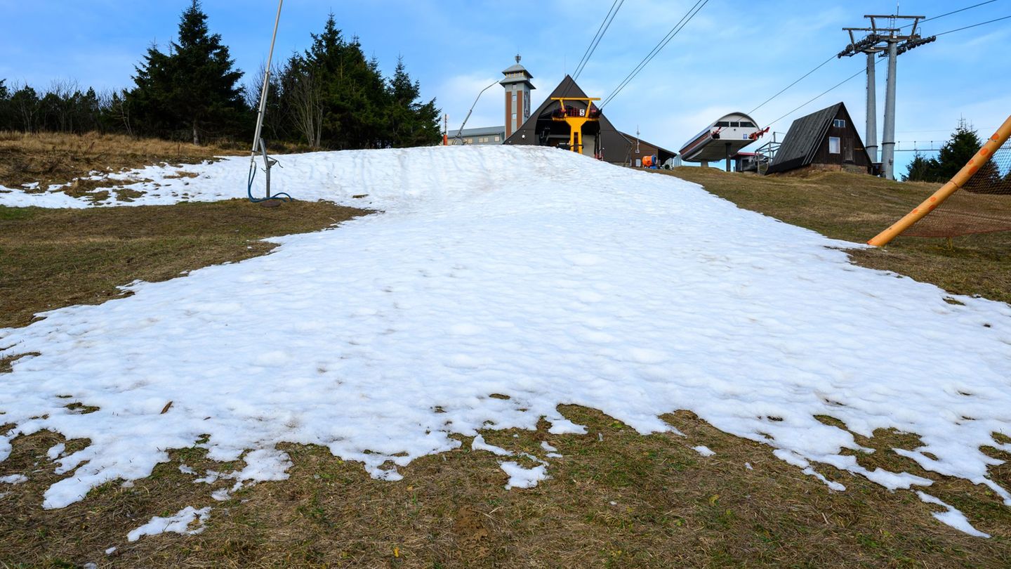 Eine Kaltfront sorgt am Wochenende laut Deutschem Wetterdienst für frostige Temperaturen in der Nacht - in den Bergen ist Schnee
