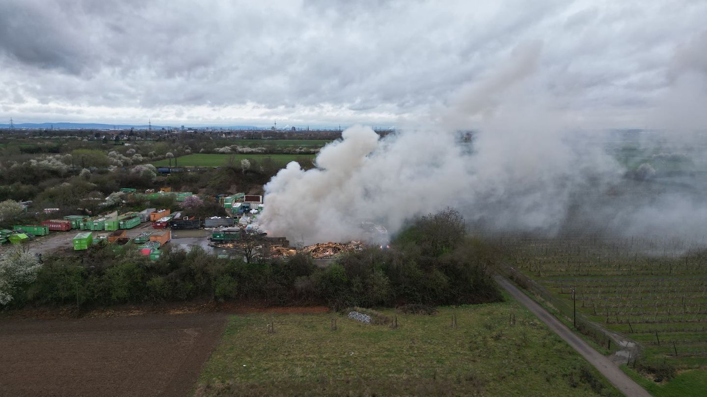 Die Feuerwehr ist noch bei Löscharbeiten im Einsatz. Foto: René Priebe/dpa