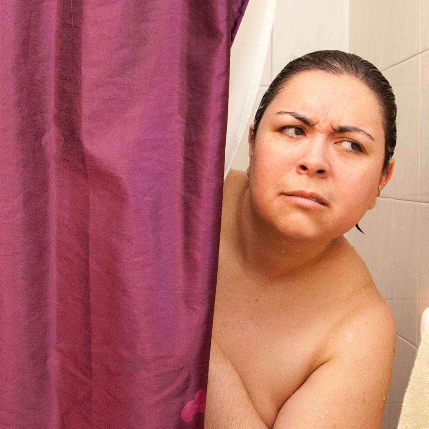 Er nervt doch jeden Morgen: der anhängliche Duschvorhang, der sich an unsere Beine klebt. Aber warum macht er das eigentlich?