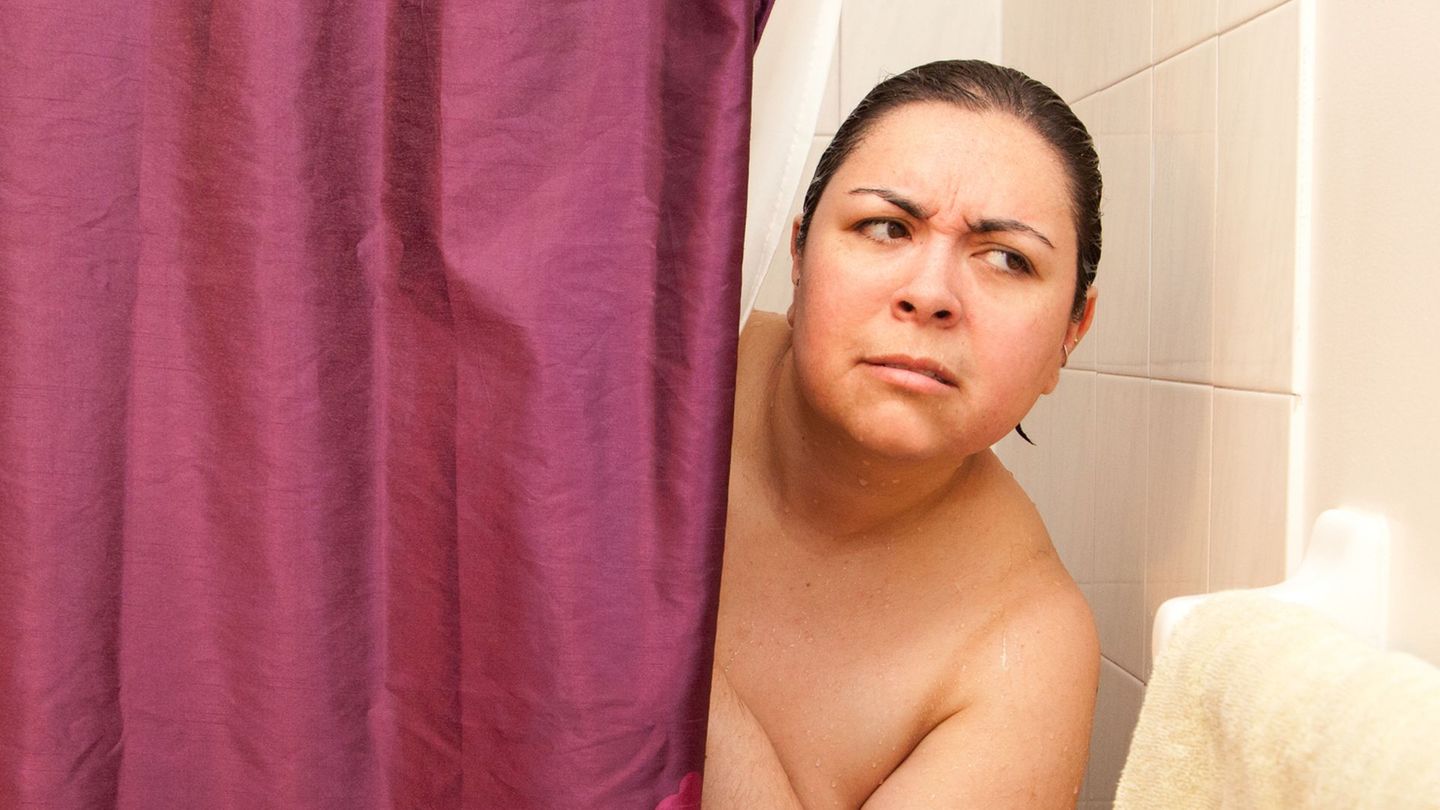 Mysteriös: Alltagsfrage: Warum klebt der Duschvorhang immer am Bein?