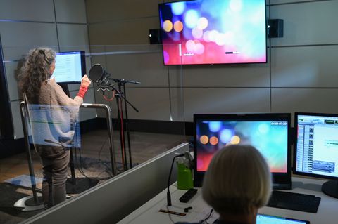 Arbeit im Synchronstudio. (Archivbild) Foto: Jens Kalaene/dpa-Zentralbild/dpa