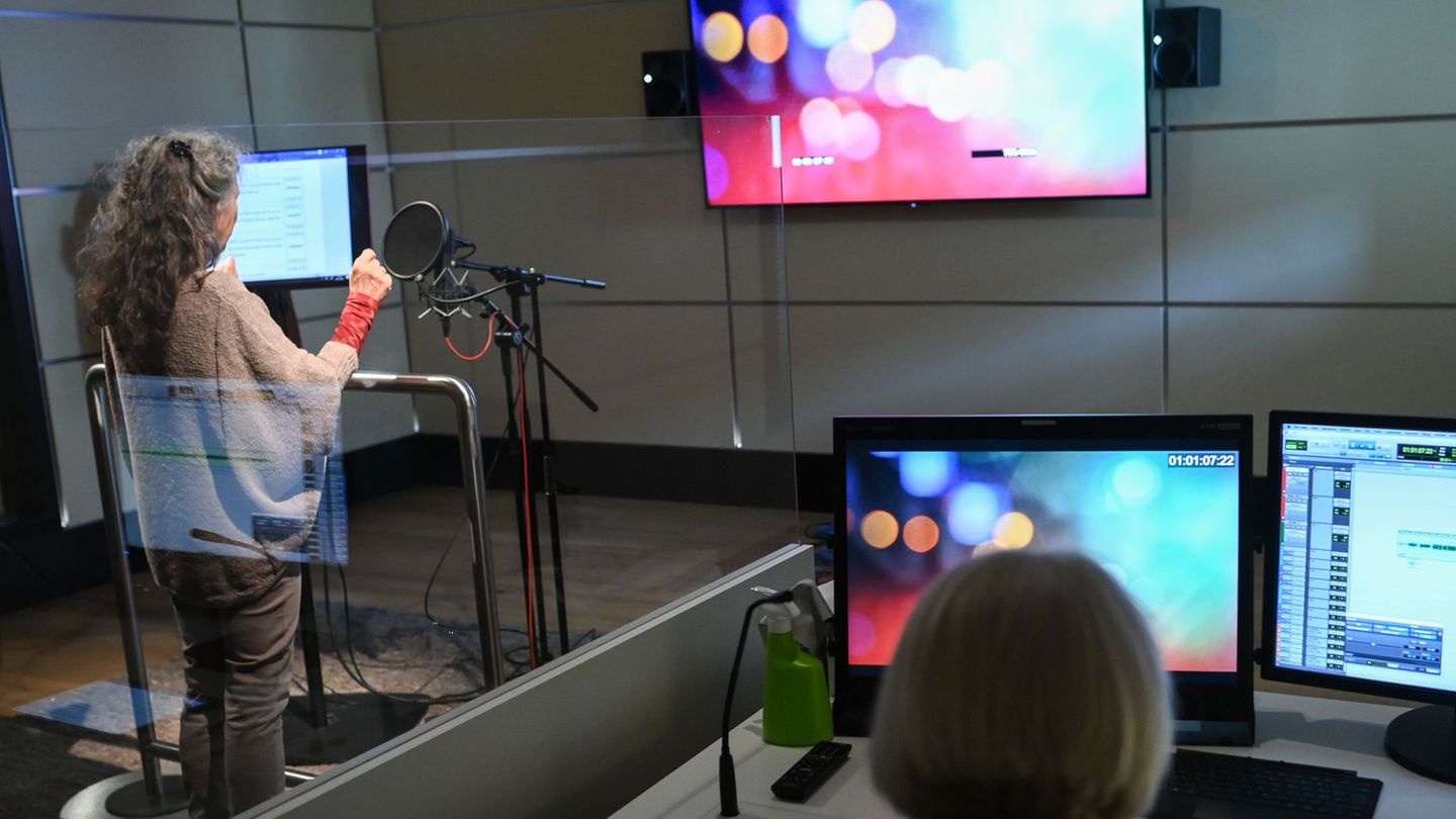 Arbeit im Synchronstudio. (Archivbild) Foto: Jens Kalaene/dpa-Zentralbild/dpa