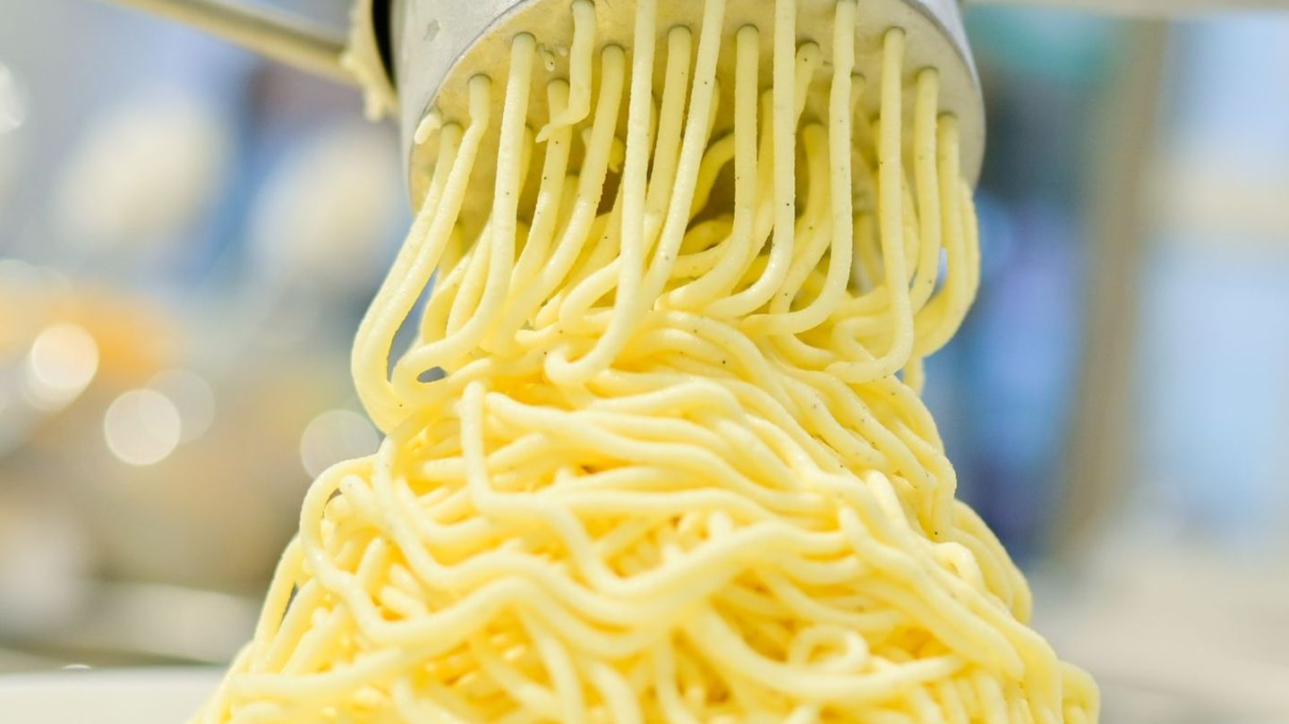 Die Polizei sucht nach Einbrechern, die eine Spaghettieis-Maschine gestohlen haben. (Symbolbild) Foto: Uwe Anspach/dpa