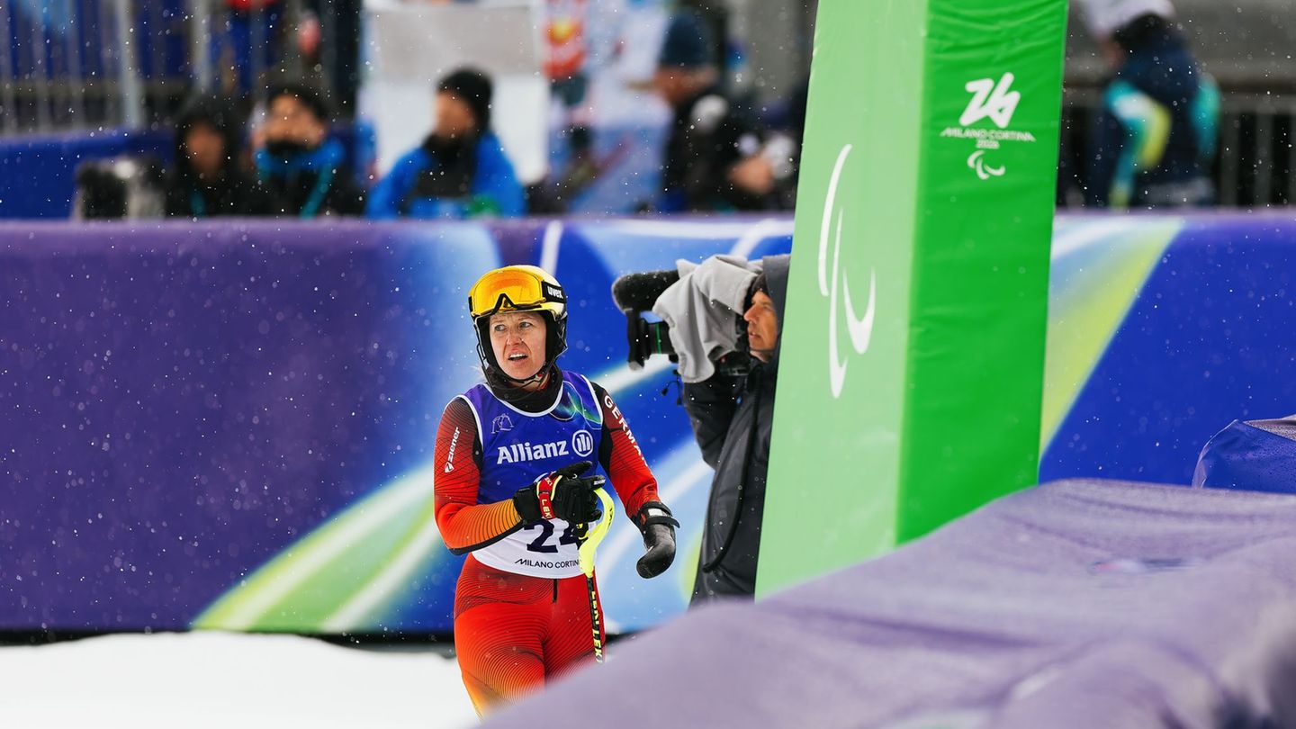 Paralympics-Abschluss als Fahnenträgerin: Andrea Rothfuss. Foto: Philipp von Ditfurth/dpa