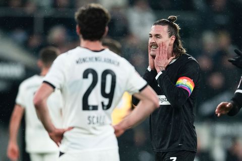 St.-Pauli-Kapitän Jackson Irvine (r) beim Spiel in Mönchengladbach. Foto: Marius Becker/dpa