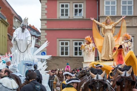 Zum großen Frühlingsfest Sommergewinn gehört das traditionelle Streitgespräch, bei dem Frau Sunna über Herrn Winter siegt. (Arch