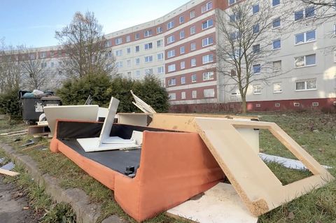 Eine vermüllte Siedlung.