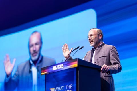 "Die Brandmauer steht. Wir wissen, wer unsere Feinde sind", sagte Manfred Weber noch vor kurzem mit Blick auf die AfD in einem I