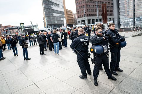 Wegen mehrerer rechtsextremer und weiterer Demonstrationen ist die Berliner Polizei am Samstag mit 1.800 Einsatzkräften unterweg