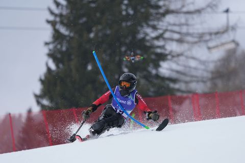 Dynamisch im Stangenwald: Anna-Lena Forster. Foto: Evgeniy Maloletka/AP/dpa