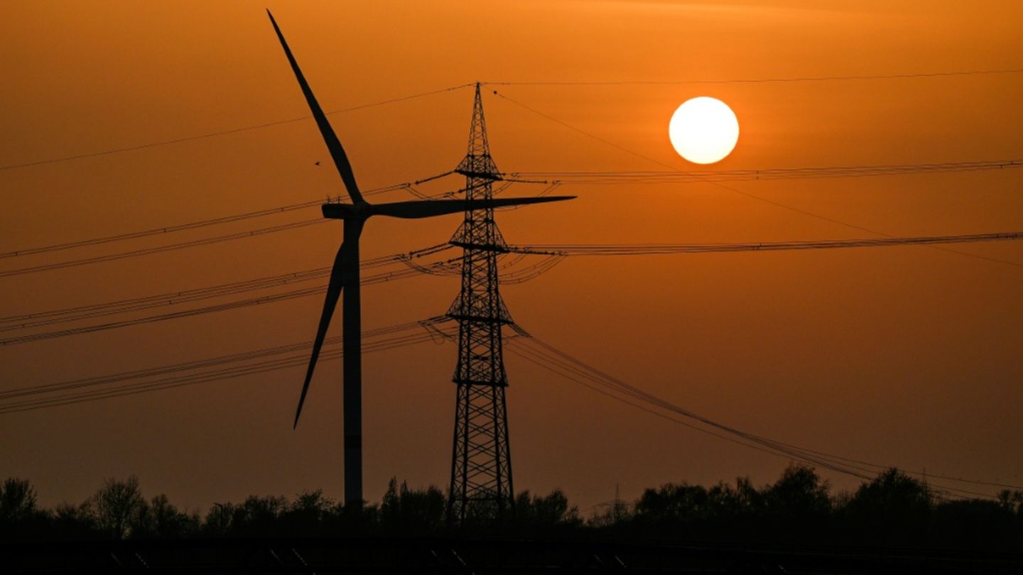 Windrad und Strommast in Essen