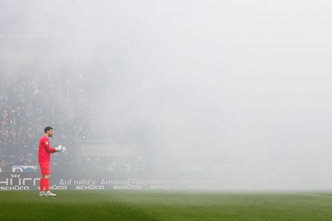 Paderborns Torwart Dennis Seimen im Nebel: Das Spiel wurde mit achtminütiger Verspätung angepfiffen. Foto: Friso Gentsch/dpa