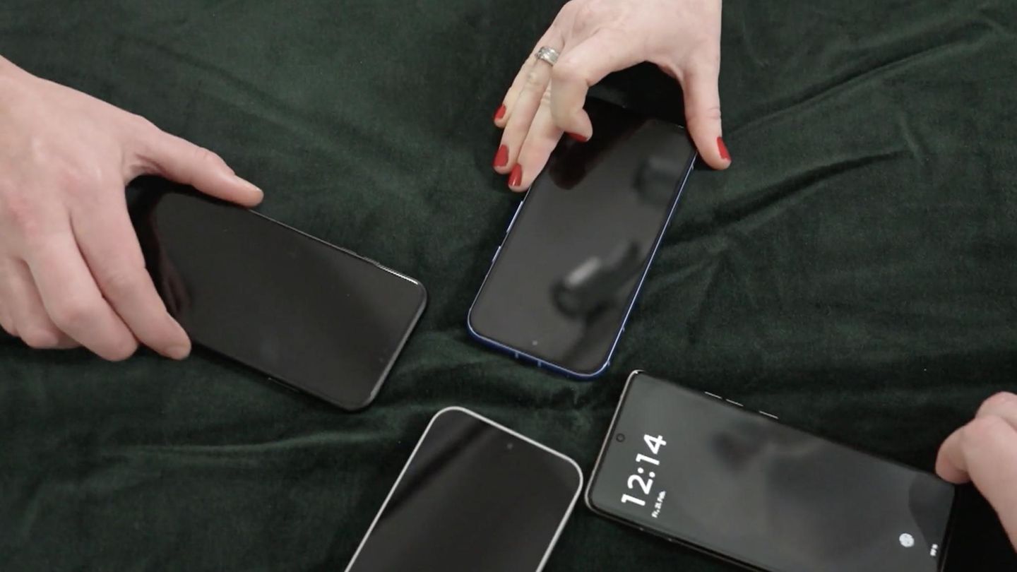 Im Versuch: Hören Smartphones wirklich Gespräche mit? Reporterin macht den Test