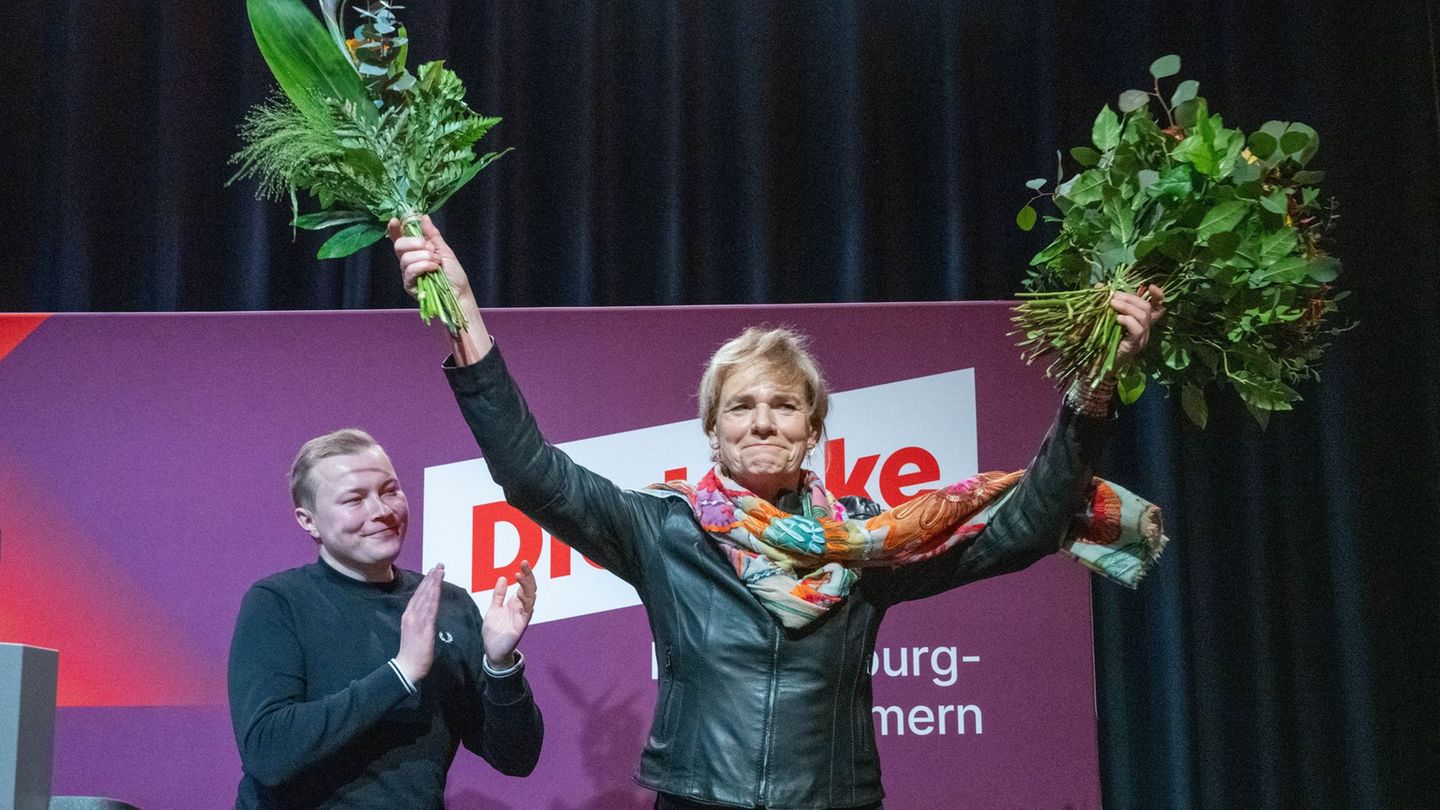 Blumen und Applaus für Bildungsministerin Simone Oldenburg, die zur Linken-Spitzenkandidatin gewählt wurde. Links im Bild Linken