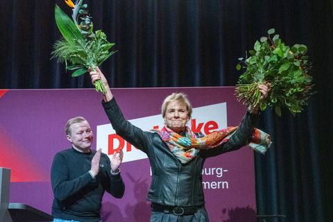 Blumen und Applaus für Bildungsministerin Simone Oldenburg, die zur Linken-Spitzenkandidatin gewählt wurde. Links im Bild Linken