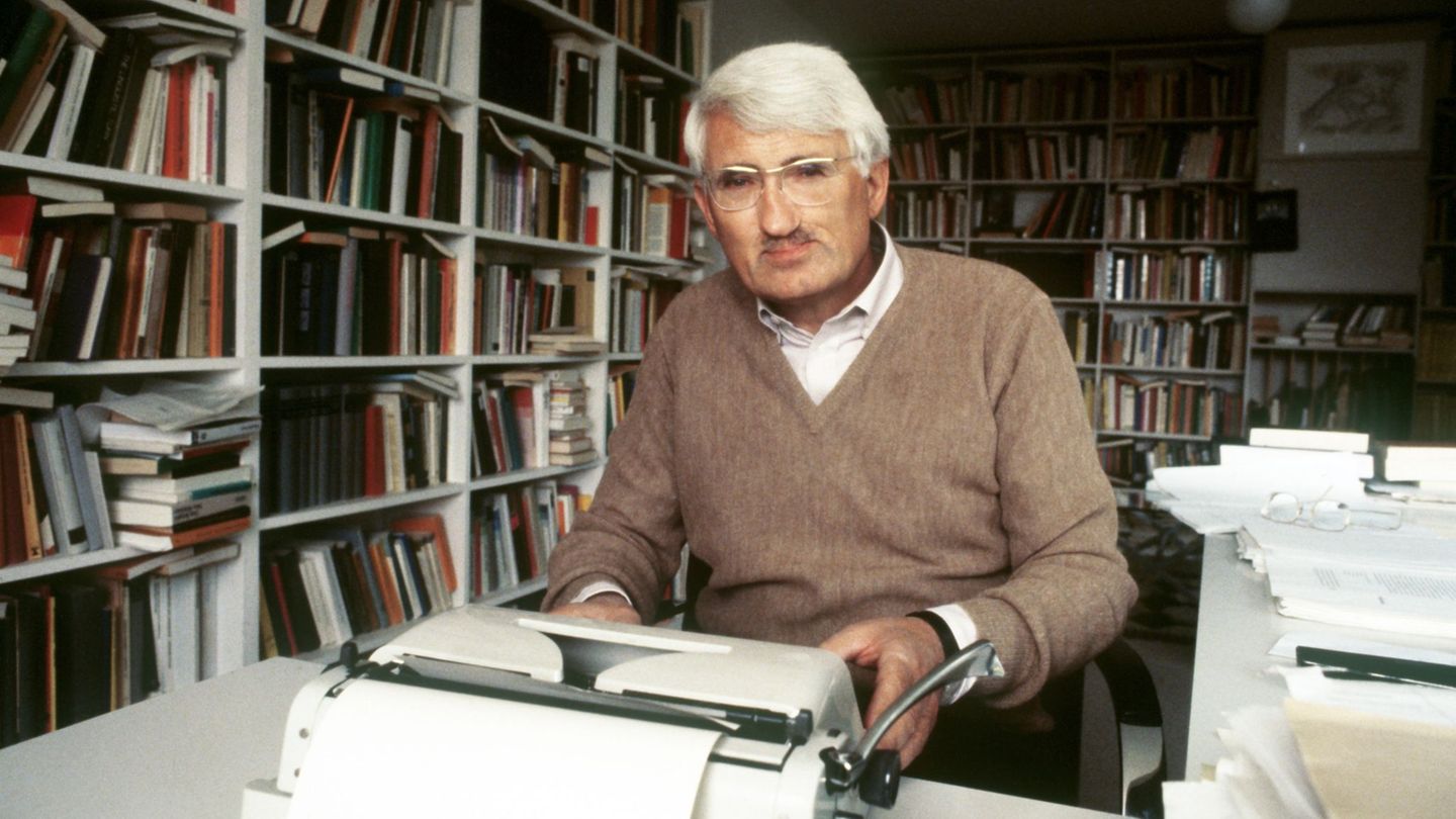 Jürgen Habermas 1981 in seinem Haus in Starnberg. (Archivbild) Foto: Roland Witschel/dpa
