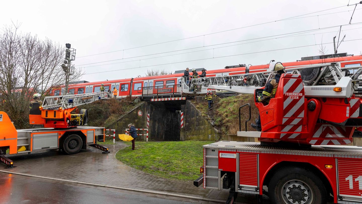 Spektakulärer Einsatz: Zug steckt fest - Feuerwehr holt Gäste mit Drehleiter heraus