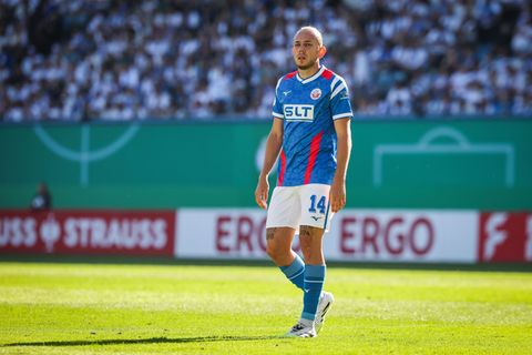 Verwandelte einen Eckball direkt: Hansa Rostocks Adrien Lebeau. Foto: Christian Charisius/dpa