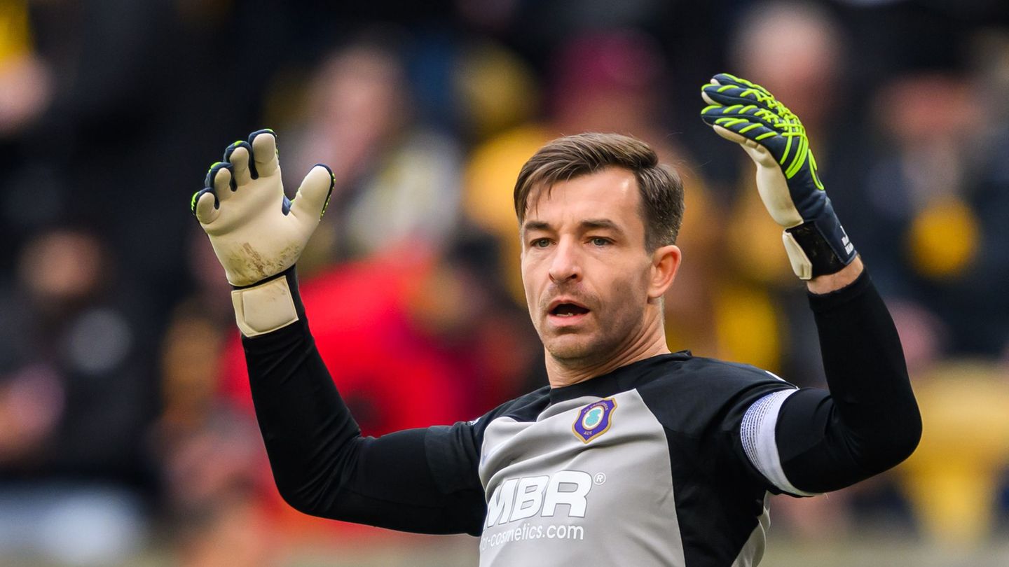 Aues Torhüter Martin Männel musste schon in der ersten Halbzeit dreimal hinter sich greifen. (Archivbild) Foto: Robert Michael/d