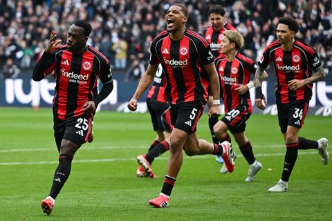 Frankfurts Arnaud Kalimuendo (l) traf sehenswert zum Sieg. Foto: Florian Wiegand/dpa
