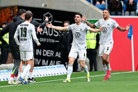 Konstantinos Koulierakis (M) freut sich über die Wolfsburger Führung. Foto: Uwe Anspach/dpa