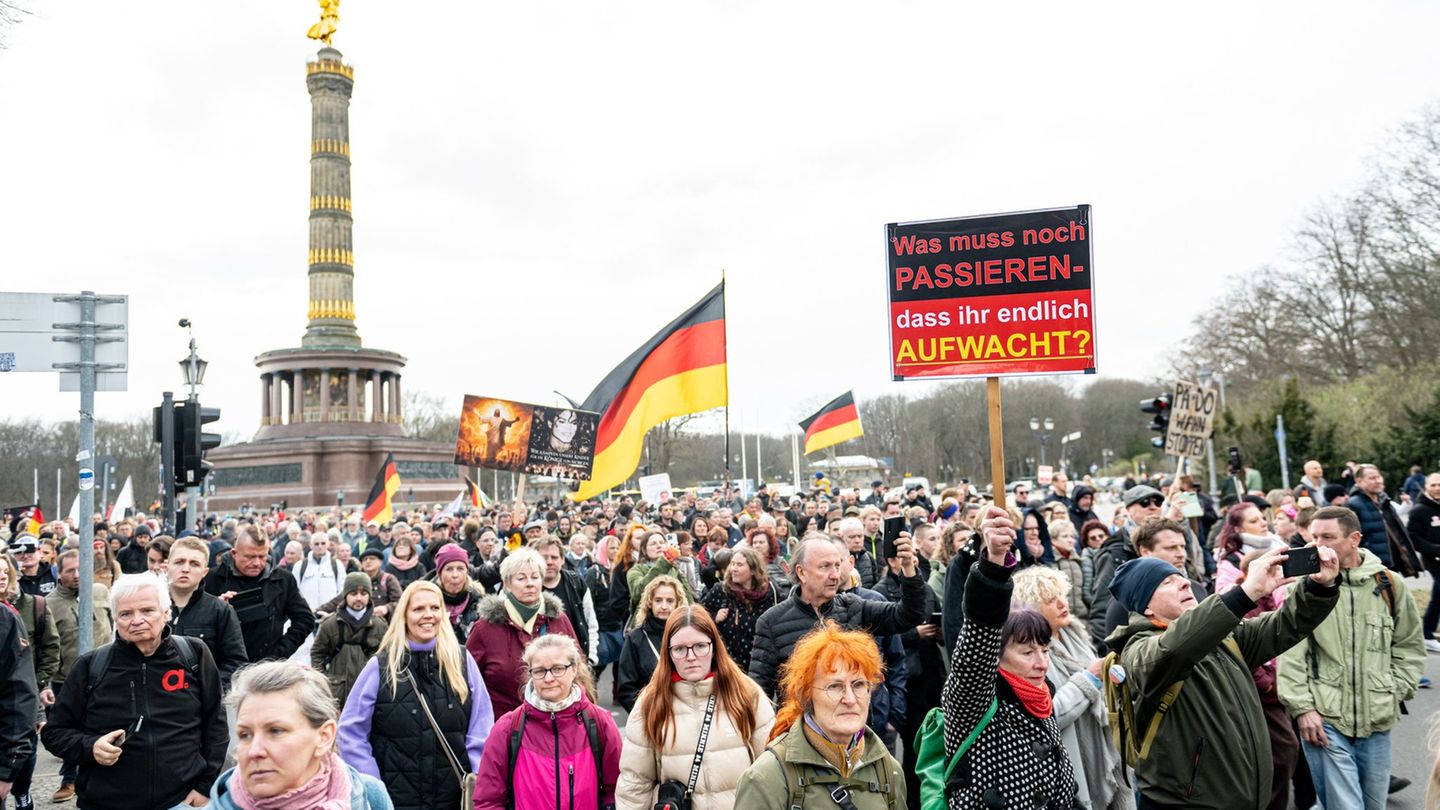 An einer Demonstration von Verschwörungsanhängern in Berlin nehmen rund 750 Menschen teil. Foto: Fabian Sommer/dpa