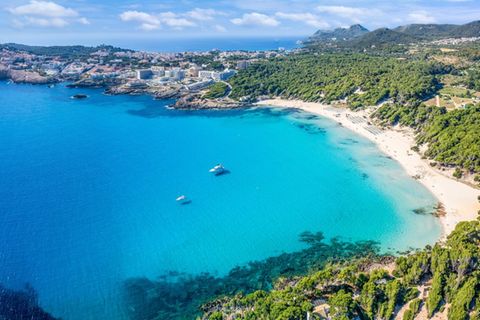 Die GR-226-Route führt unter anderem zur Cala Agulla.