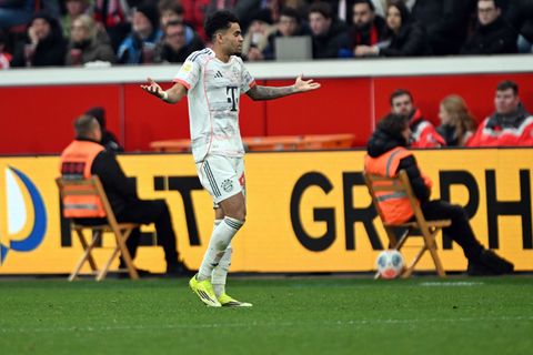 Luis Diaz sah die Gelb-Rote Karte. Foto: Federico Gambarini/dpa