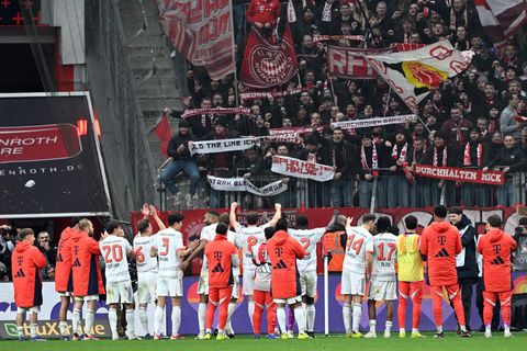 Die Spieler von Bayern München bejubelten das Remis in Leverkusen wie einen Sieg. Foto: Federico Gambarini/dpa
