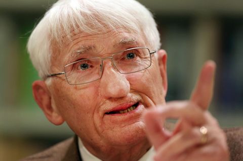 Jürgen Habermas zeigt beim Sprechen mit seinem linken Zeigefinger nach oben