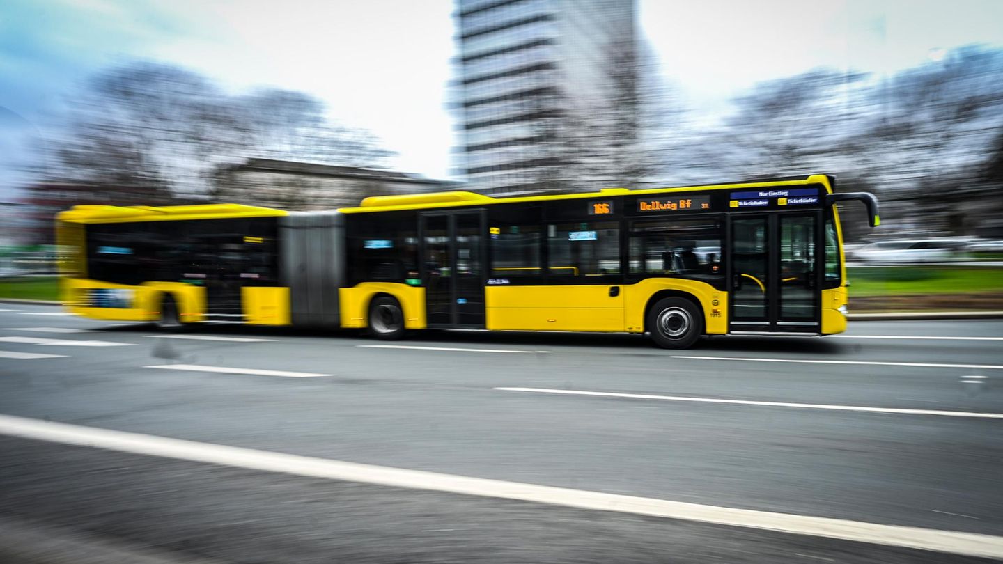 Wiesbaden: 15-Jähriger klaut Linienbus, um Freundin zur Schule zu bringen