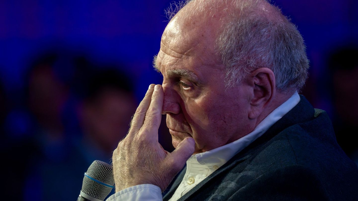 Bayern Münchens Ehrenpräsident Uli Hoeneß kritisiert die Leistung des Schiedsrichters scharf. (Archivbild) Foto: Peter Kneffel/d