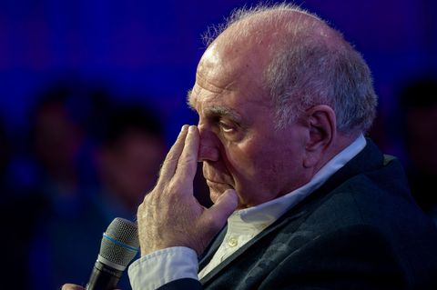 Bayern Münchens Ehrenpräsident Uli Hoeneß kritisiert die Leistung des Schiedsrichters scharf. (Archivbild) Foto: Peter Kneffel/d