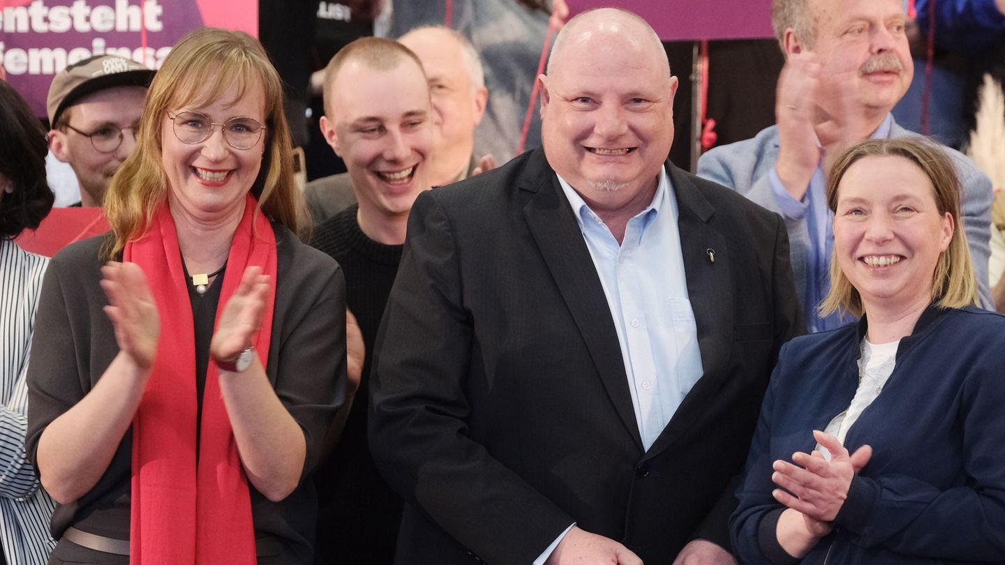 Linken-Fraktionschefin Eva von Angern (links) führt ihre Partei in den Landtagswahlkampf. Foto: Sebastian Willnow/dpa