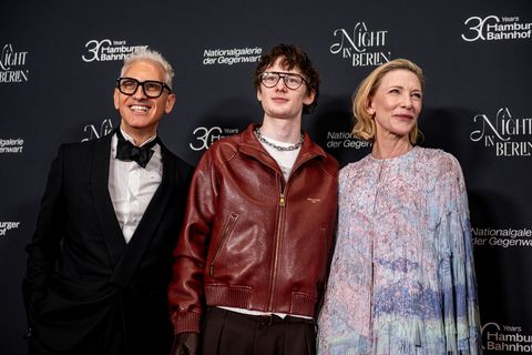 Cate Blanchett, die mit ihrem Sohn Ignatius zur Gala kam, hat ein Herz für Kunst. Foto: Fabian Sommer/dpa